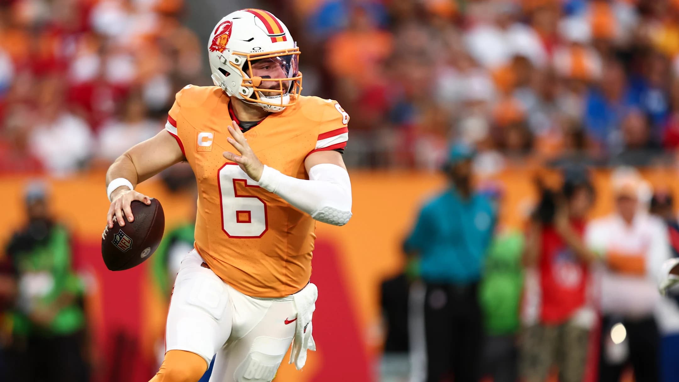 Tampa Bay Buccaneers QB Baker Mayfield wearing the team's throwback creamsicle uniform. | Kevin Sabitus/GettyImages