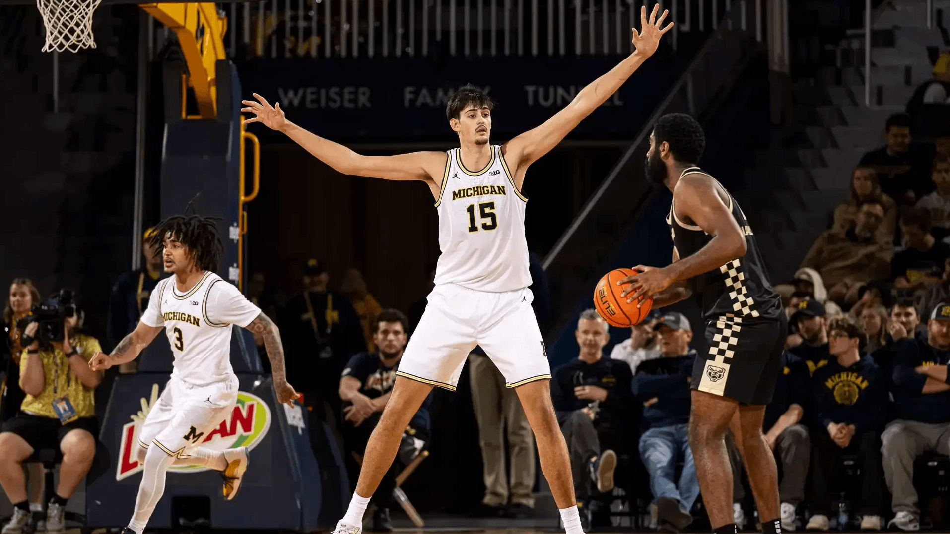 Michigan vs Illinois: Who’s Winning the CBB Game of the Night on Friday?
